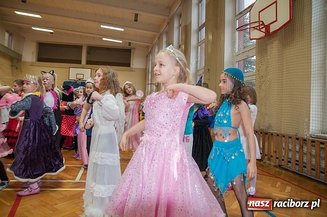 Zdjęcie w galerii na portalu naszraciborz.pl: SP 18 - Autostrada do gwiazd, czyli karnawałowy bal w konwencji castingu  wiadomości z regionu