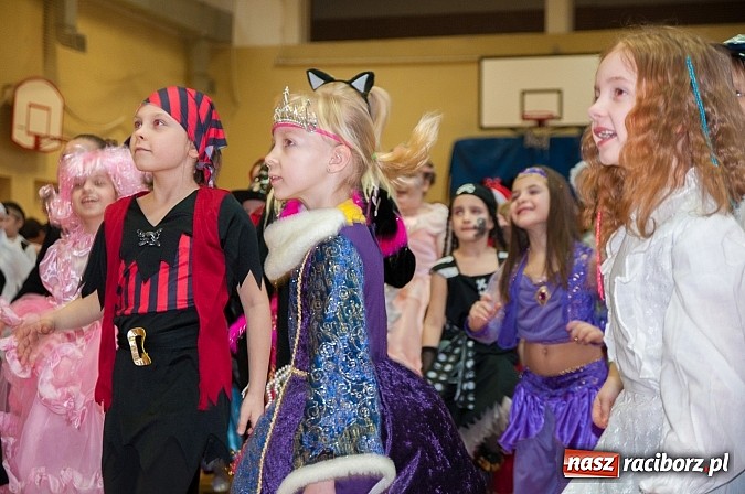 Zdjęcie w galerii na portalu naszraciborz.pl: SP 18 - Autostrada do gwiazd, czyli karnawałowy bal w konwencji castingu  wiadomości z regionu