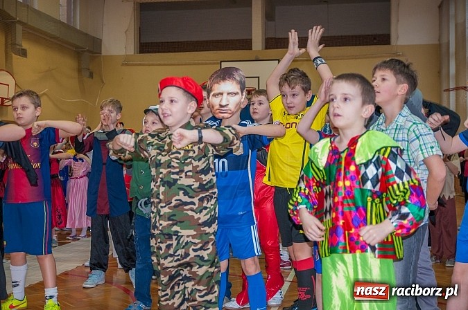 Zdjęcie w galerii na portalu naszraciborz.pl: SP 18 - Autostrada do gwiazd, czyli karnawałowy bal w konwencji castingu  wiadomości z regionu