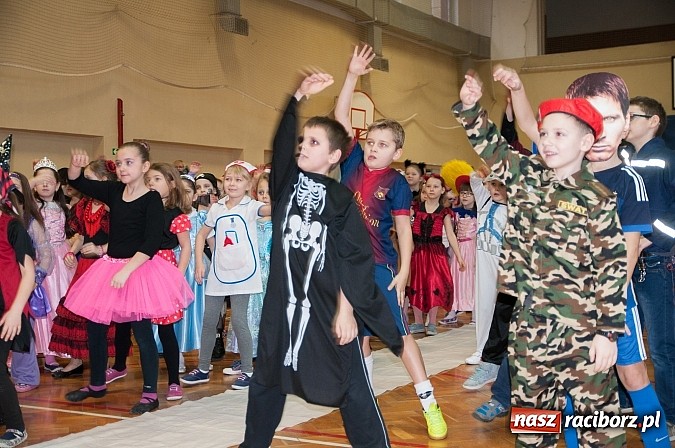Zdjęcie w galerii na portalu naszraciborz.pl: SP 18 - Autostrada do gwiazd, czyli karnawałowy bal w konwencji castingu  wiadomości z regionu