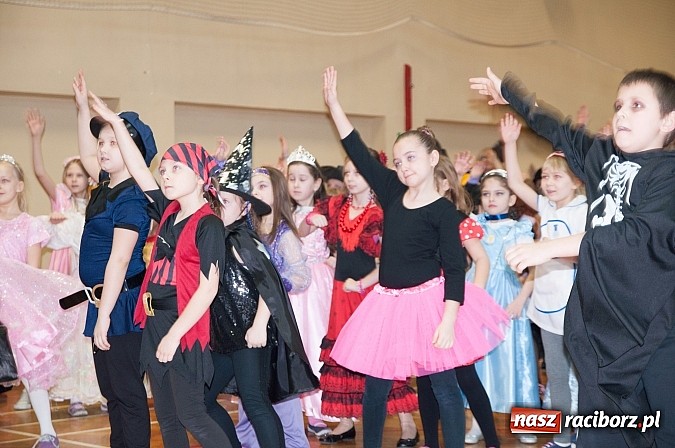 Zdjęcie w galerii na portalu naszraciborz.pl: SP 18 - Autostrada do gwiazd, czyli karnawałowy bal w konwencji castingu  wiadomości z regionu