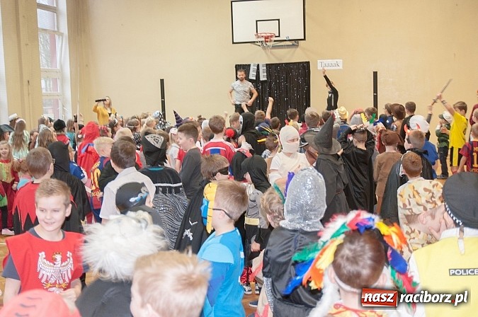 Zdjęcie w galerii na portalu naszraciborz.pl: SP 18 - Autostrada do gwiazd, czyli karnawałowy bal w konwencji castingu  wiadomości z regionu