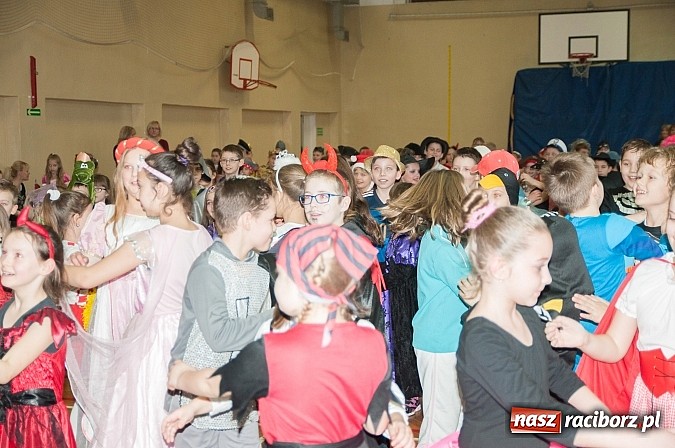 Zdjęcie w galerii na portalu naszraciborz.pl: SP 18 - Autostrada do gwiazd, czyli karnawałowy bal w konwencji castingu  wiadomości z regionu