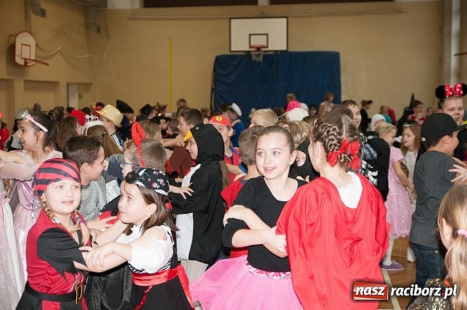 Zdjęcie w galerii na portalu naszraciborz.pl: SP 18 - Autostrada do gwiazd, czyli karnawałowy bal w konwencji castingu  wiadomości z regionu