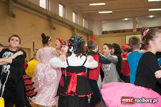 Zdjęcie w galerii na portalu naszraciborz.pl: SP 18 - Autostrada do gwiazd, czyli karnawałowy bal w konwencji castingu  wiadomości z regionu