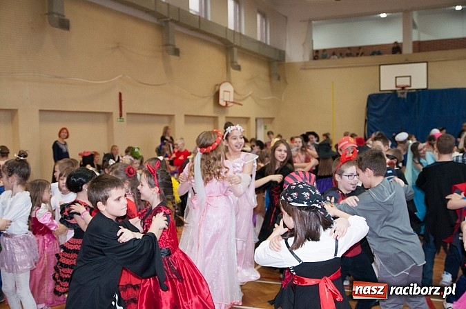 Zdjęcie w galerii na portalu naszraciborz.pl: SP 18 - Autostrada do gwiazd, czyli karnawałowy bal w konwencji castingu  wiadomości z regionu