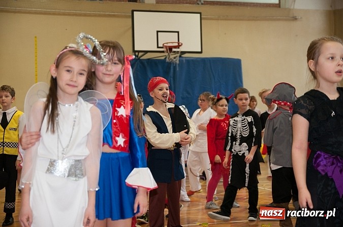 Zdjęcie w galerii na portalu naszraciborz.pl: SP 18 - Autostrada do gwiazd, czyli karnawałowy bal w konwencji castingu  wiadomości z regionu
