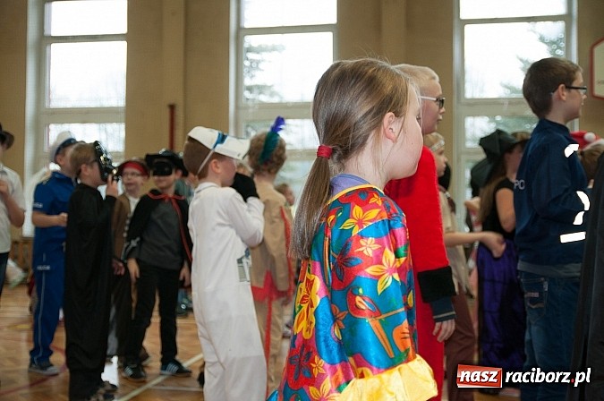 Zdjęcie w galerii na portalu naszraciborz.pl: SP 18 - Autostrada do gwiazd, czyli karnawałowy bal w konwencji castingu  wiadomości z regionu