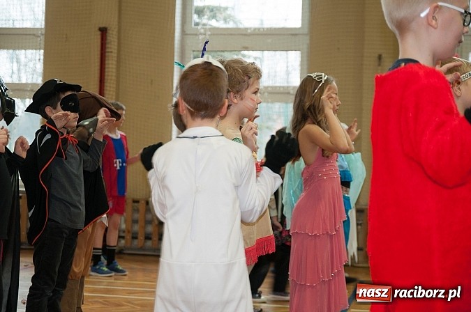 Zdjęcie w galerii na portalu naszraciborz.pl: SP 18 - Autostrada do gwiazd, czyli karnawałowy bal w konwencji castingu  wiadomości z regionu