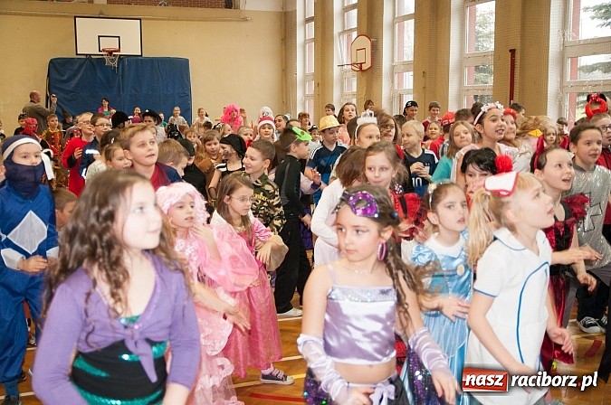 Zdjęcie w galerii na portalu naszraciborz.pl: SP 18 - Autostrada do gwiazd, czyli karnawałowy bal w konwencji castingu  wiadomości z regionu