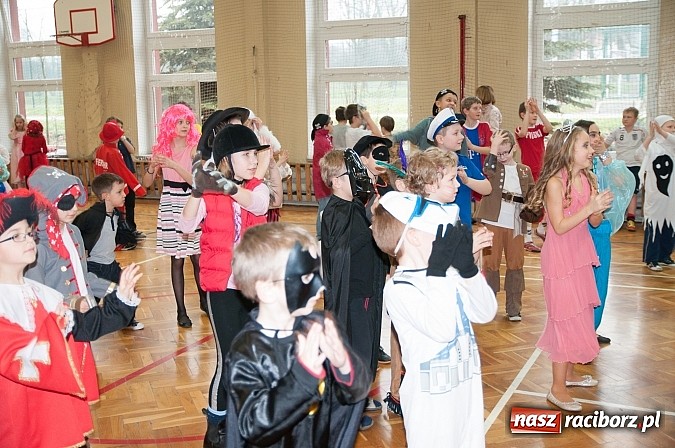 Zdjęcie w galerii na portalu naszraciborz.pl: SP 18 - Autostrada do gwiazd, czyli karnawałowy bal w konwencji castingu  wiadomości z regionu