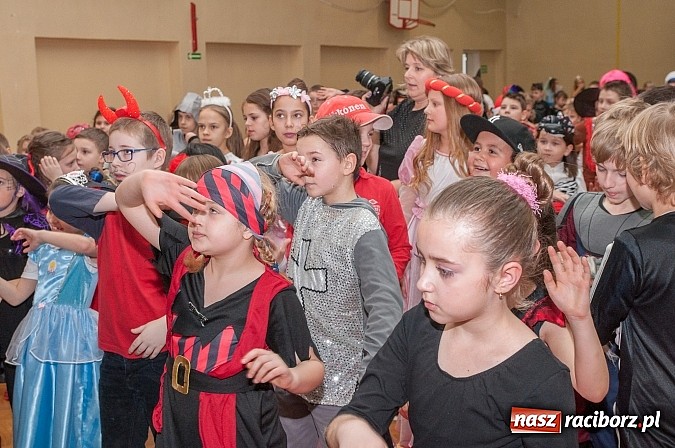 Zdjęcie w galerii na portalu naszraciborz.pl: SP 18 - Autostrada do gwiazd, czyli karnawałowy bal w konwencji castingu  wiadomości z regionu