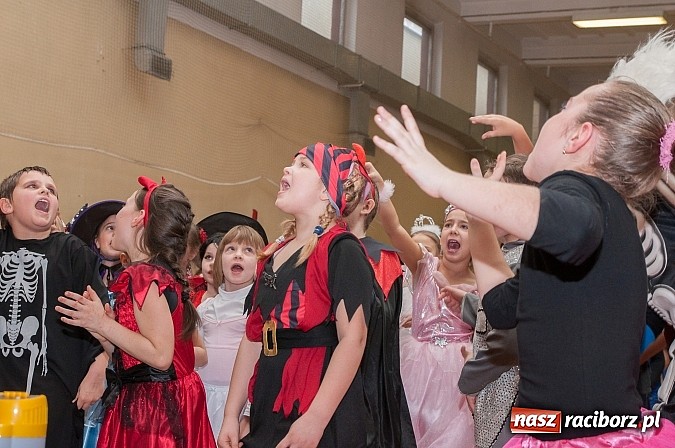 Zdjęcie w galerii na portalu naszraciborz.pl: SP 18 - Autostrada do gwiazd, czyli karnawałowy bal w konwencji castingu  wiadomości z regionu