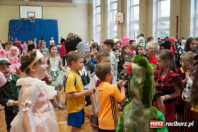 Zdjęcie w galerii na portalu naszraciborz.pl: SP 18 - Autostrada do gwiazd, czyli karnawałowy bal w konwencji castingu  wiadomości z regionu