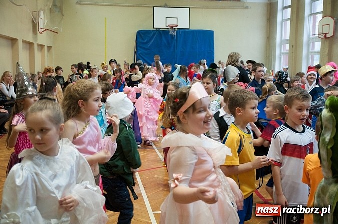 Zdjęcie w galerii na portalu naszraciborz.pl: SP 18 - Autostrada do gwiazd, czyli karnawałowy bal w konwencji castingu  wiadomości z regionu