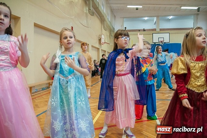 Zdjęcie w galerii na portalu naszraciborz.pl: SP 18 - Autostrada do gwiazd, czyli karnawałowy bal w konwencji castingu  wiadomości z regionu