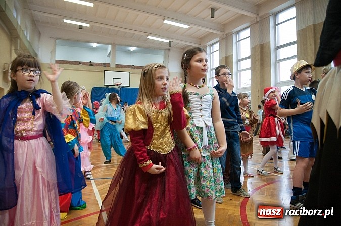 Zdjęcie w galerii na portalu naszraciborz.pl: SP 18 - Autostrada do gwiazd, czyli karnawałowy bal w konwencji castingu  wiadomości z regionu