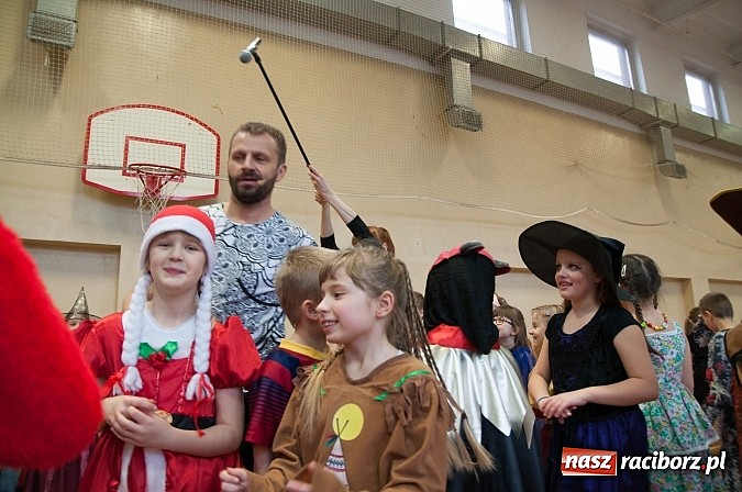 Zdjęcie w galerii na portalu naszraciborz.pl: SP 18 - Autostrada do gwiazd, czyli karnawałowy bal w konwencji castingu  wiadomości z regionu