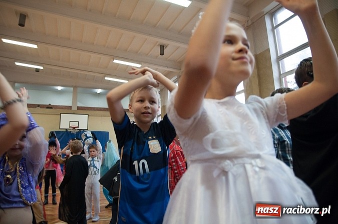 Zdjęcie w galerii na portalu naszraciborz.pl: SP 18 - Autostrada do gwiazd, czyli karnawałowy bal w konwencji castingu  wiadomości z regionu