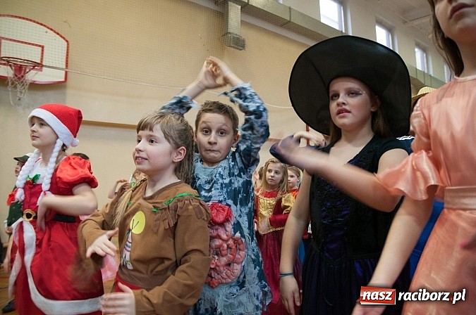Zdjęcie w galerii na portalu naszraciborz.pl: SP 18 - Autostrada do gwiazd, czyli karnawałowy bal w konwencji castingu  wiadomości z regionu