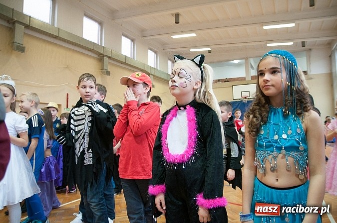Zdjęcie w galerii na portalu naszraciborz.pl: SP 18 - Autostrada do gwiazd, czyli karnawałowy bal w konwencji castingu  wiadomości z regionu