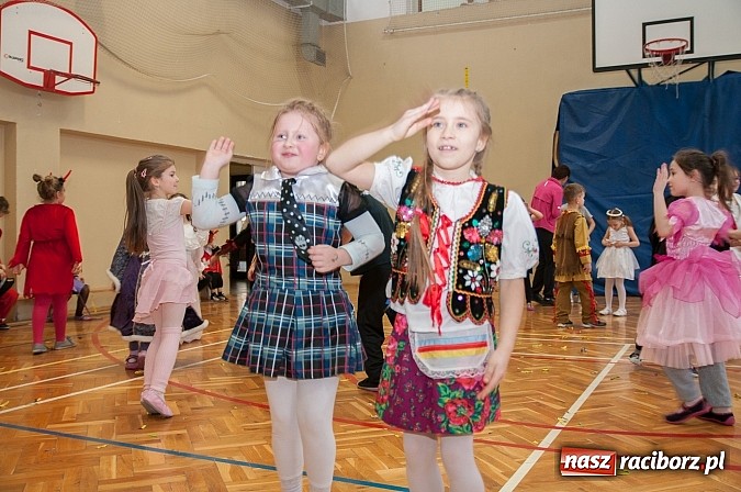 Zdjęcie w galerii na portalu naszraciborz.pl: SP 18 - Autostrada do gwiazd, czyli karnawałowy bal w konwencji castingu  wiadomości z regionu