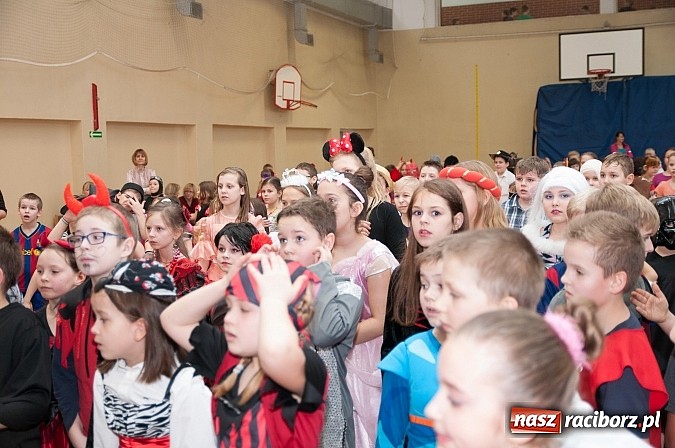 Zdjęcie w galerii na portalu naszraciborz.pl: SP 18 - Autostrada do gwiazd, czyli karnawałowy bal w konwencji castingu  wiadomości z regionu