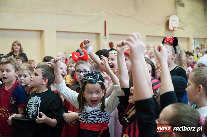 Zdjęcie w galerii na portalu naszraciborz.pl: SP 18 - Autostrada do gwiazd, czyli karnawałowy bal w konwencji castingu  wiadomości z regionu