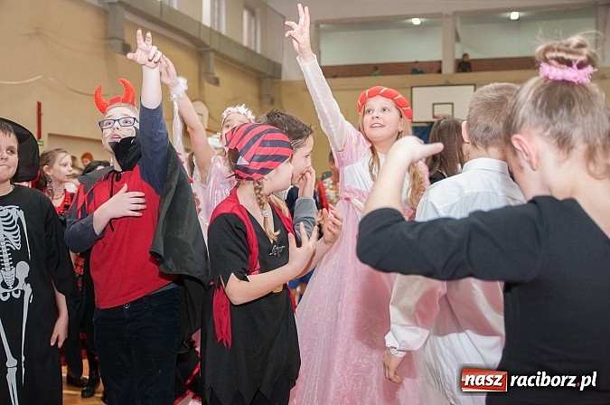 Zdjęcie w galerii na portalu naszraciborz.pl: SP 18 - Autostrada do gwiazd, czyli karnawałowy bal w konwencji castingu  wiadomości z regionu