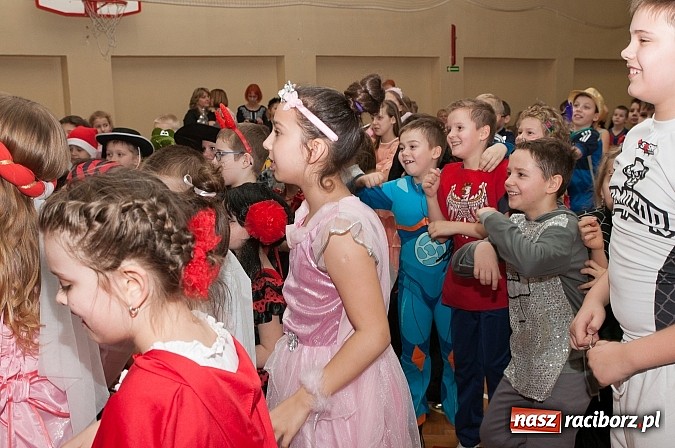 Zdjęcie w galerii na portalu naszraciborz.pl: SP 18 - Autostrada do gwiazd, czyli karnawałowy bal w konwencji castingu  wiadomości z regionu