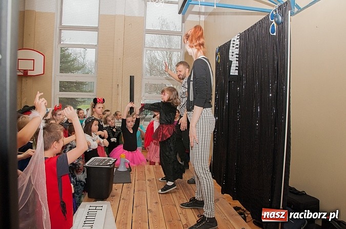 Zdjęcie w galerii na portalu naszraciborz.pl: SP 18 - Autostrada do gwiazd, czyli karnawałowy bal w konwencji castingu  wiadomości z regionu