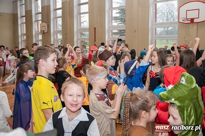 Zdjęcie w galerii na portalu naszraciborz.pl: SP 18 - Autostrada do gwiazd, czyli karnawałowy bal w konwencji castingu  wiadomości z regionu