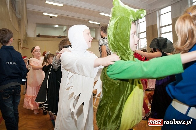 Zdjęcie w galerii na portalu naszraciborz.pl: SP 18 - Autostrada do gwiazd, czyli karnawałowy bal w konwencji castingu  wiadomości z regionu