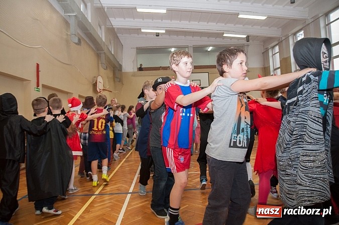 Zdjęcie w galerii na portalu naszraciborz.pl: SP 18 - Autostrada do gwiazd, czyli karnawałowy bal w konwencji castingu  wiadomości z regionu