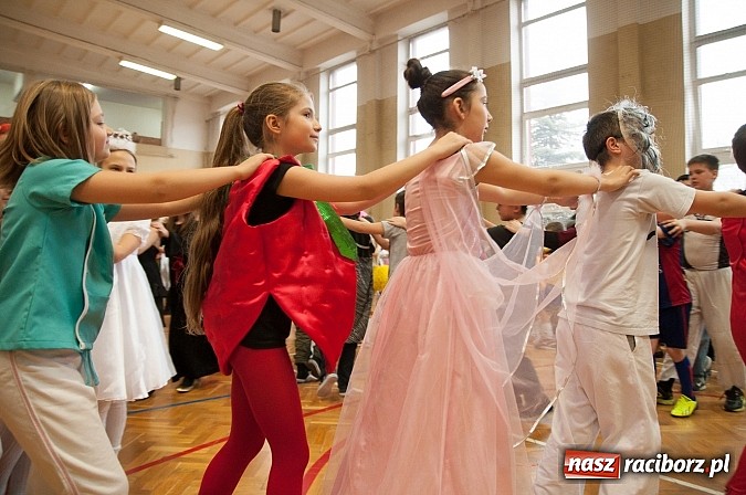 Zdjęcie w galerii na portalu naszraciborz.pl: SP 18 - Autostrada do gwiazd, czyli karnawałowy bal w konwencji castingu  wiadomości z regionu