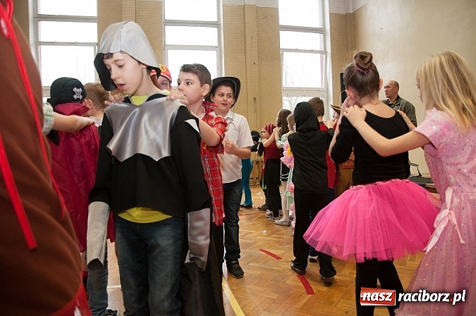 Zdjęcie w galerii na portalu naszraciborz.pl: SP 18 - Autostrada do gwiazd, czyli karnawałowy bal w konwencji castingu  wiadomości z regionu