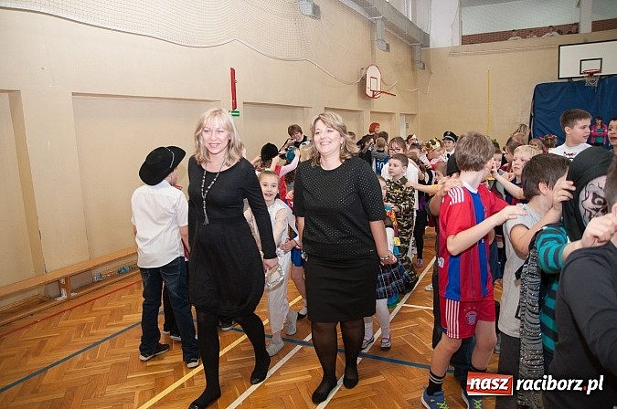 Zdjęcie w galerii na portalu naszraciborz.pl: SP 18 - Autostrada do gwiazd, czyli karnawałowy bal w konwencji castingu  wiadomości z regionu