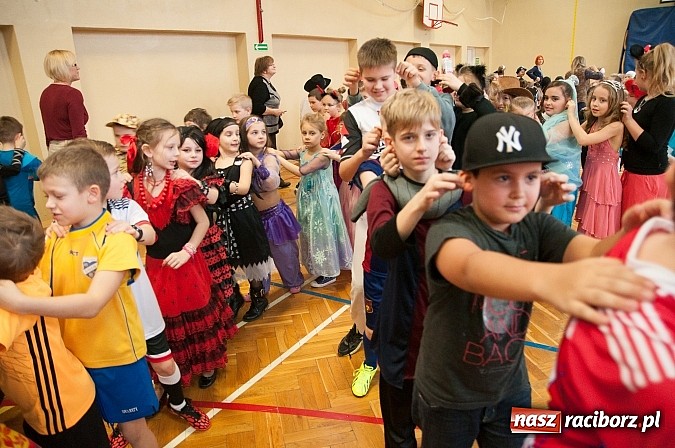 Zdjęcie w galerii na portalu naszraciborz.pl: SP 18 - Autostrada do gwiazd, czyli karnawałowy bal w konwencji castingu  wiadomości z regionu
