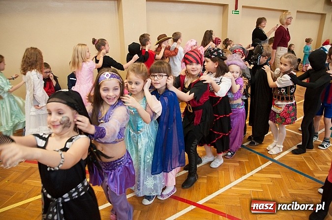 Zdjęcie w galerii na portalu naszraciborz.pl: SP 18 - Autostrada do gwiazd, czyli karnawałowy bal w konwencji castingu  wiadomości z regionu
