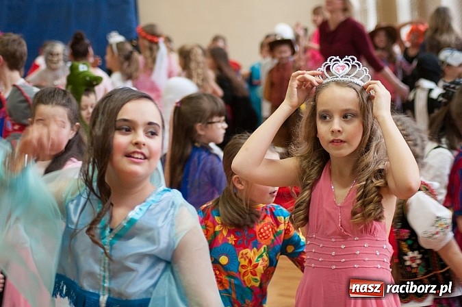 Zdjęcie w galerii na portalu naszraciborz.pl: SP 18 - Autostrada do gwiazd, czyli karnawałowy bal w konwencji castingu  wiadomości z regionu