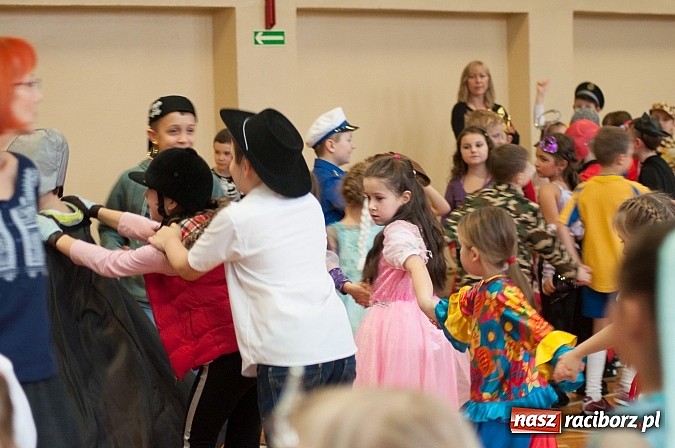 Zdjęcie w galerii na portalu naszraciborz.pl: SP 18 - Autostrada do gwiazd, czyli karnawałowy bal w konwencji castingu  wiadomości z regionu