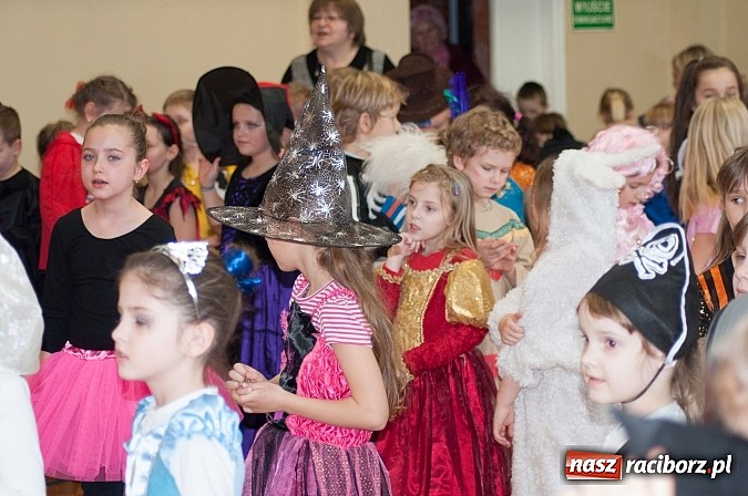 Zdjęcie w galerii na portalu naszraciborz.pl: SP 18 - Autostrada do gwiazd, czyli karnawałowy bal w konwencji castingu  wiadomości z regionu