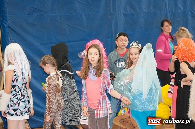 Zdjęcie w galerii na portalu naszraciborz.pl: SP 18 - Autostrada do gwiazd, czyli karnawałowy bal w konwencji castingu  wiadomości z regionu