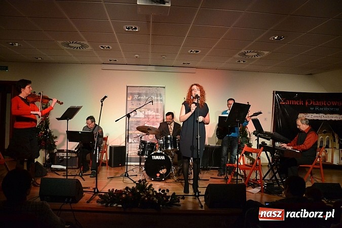 Zdjęcie w galerii na portalu naszraciborz.pl: Grupa Bez Nazwy kolędowała na zamku  wiadomości z regionu