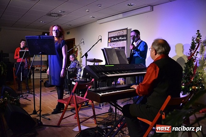 Zdjęcie w galerii na portalu naszraciborz.pl: Grupa Bez Nazwy kolędowała na zamku  wiadomości z regionu
