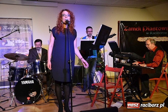 Zdjęcie w galerii na portalu naszraciborz.pl: Grupa Bez Nazwy kolędowała na zamku  wiadomości z regionu