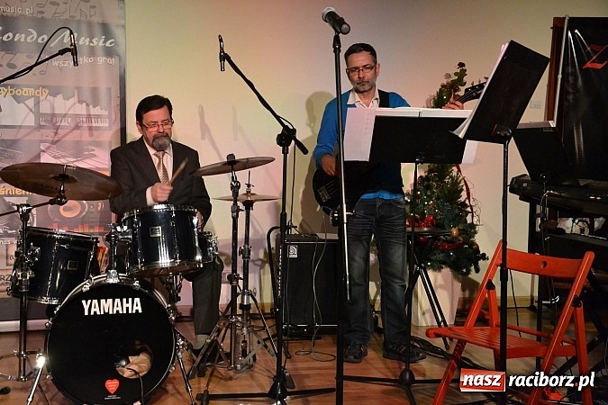 Zdjęcie w galerii na portalu naszraciborz.pl: Grupa Bez Nazwy kolędowała na zamku  wiadomości z regionu