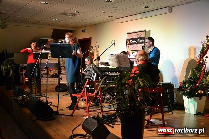 Zdjęcie w galerii na portalu naszraciborz.pl: Grupa Bez Nazwy kolędowała na zamku  wiadomości z regionu