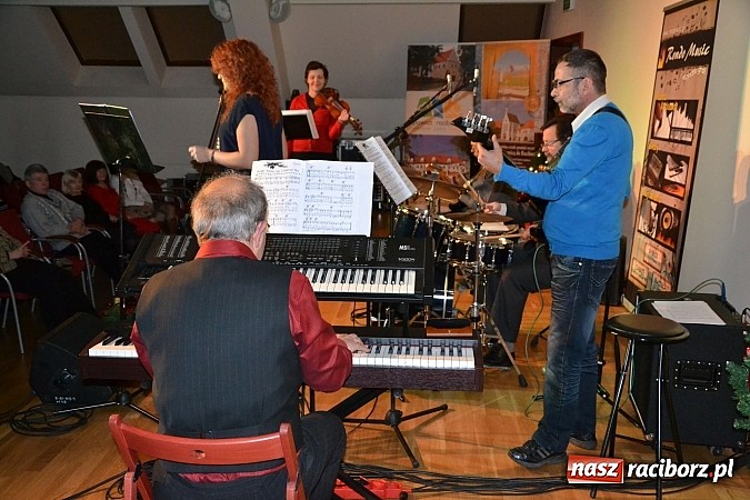 Zdjęcie w galerii na portalu naszraciborz.pl: Grupa Bez Nazwy kolędowała na zamku  wiadomości z regionu