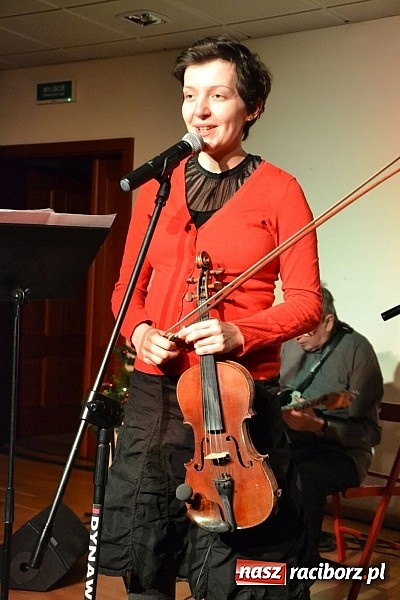 Zdjęcie w galerii na portalu naszraciborz.pl: Grupa Bez Nazwy kolędowała na zamku  wiadomości z regionu